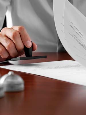 мужчина ставит печать на договоре